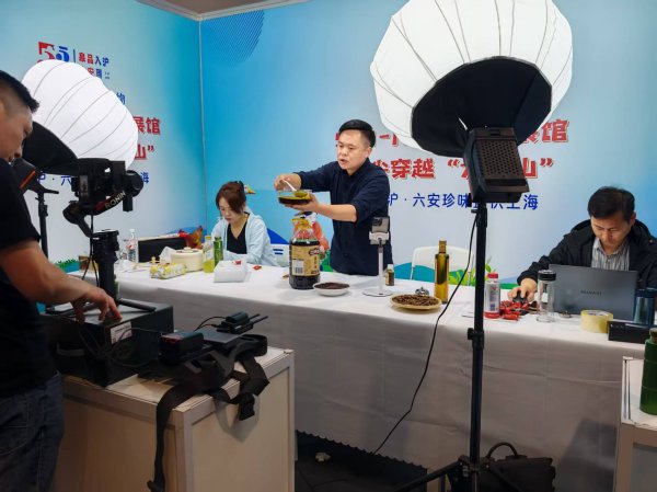 配资炒股股票 借“五五购物节”东风，六安等多地特产在上海热销