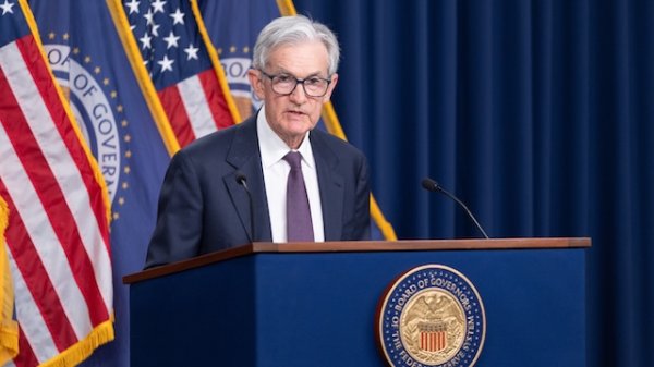 配资优秀股票配资平台 美联储按兵不动！无惧特朗普干扰，美联储关注双重职责如何演绎